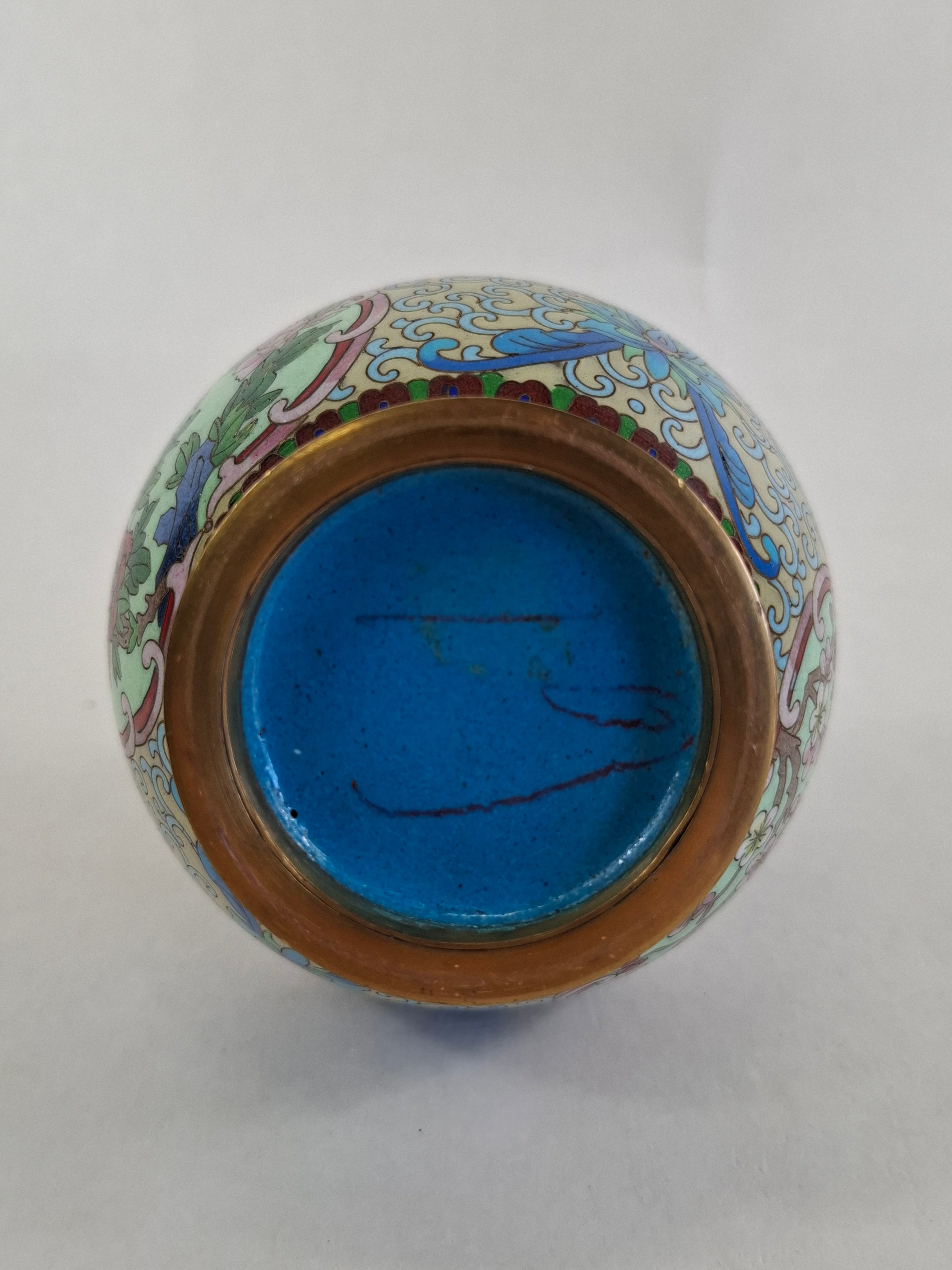 装饰有鲜花的中国景泰蓝花瓶// 20 世纪– Diddenantiques