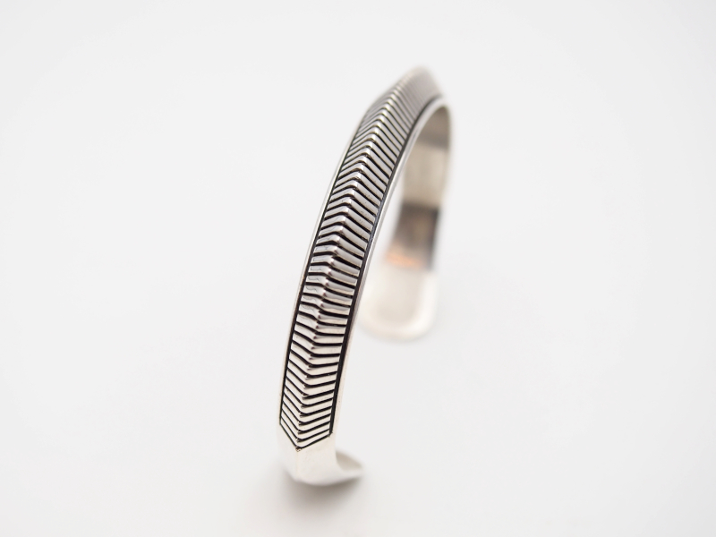 バングル、ブレスレット石なしのLyle Secatero トライアングルバングル