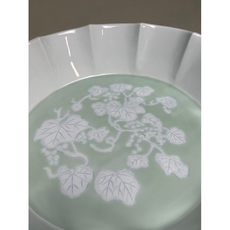 井上萬二]陶芸『白磁緑釉染葡萄彫文花形花器』: JALショッピング｜JAL