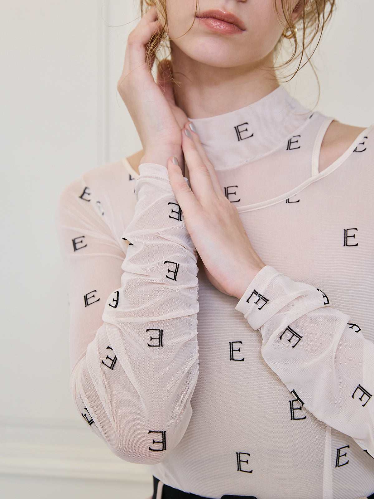 モノグラムカットアウトチュールトップス