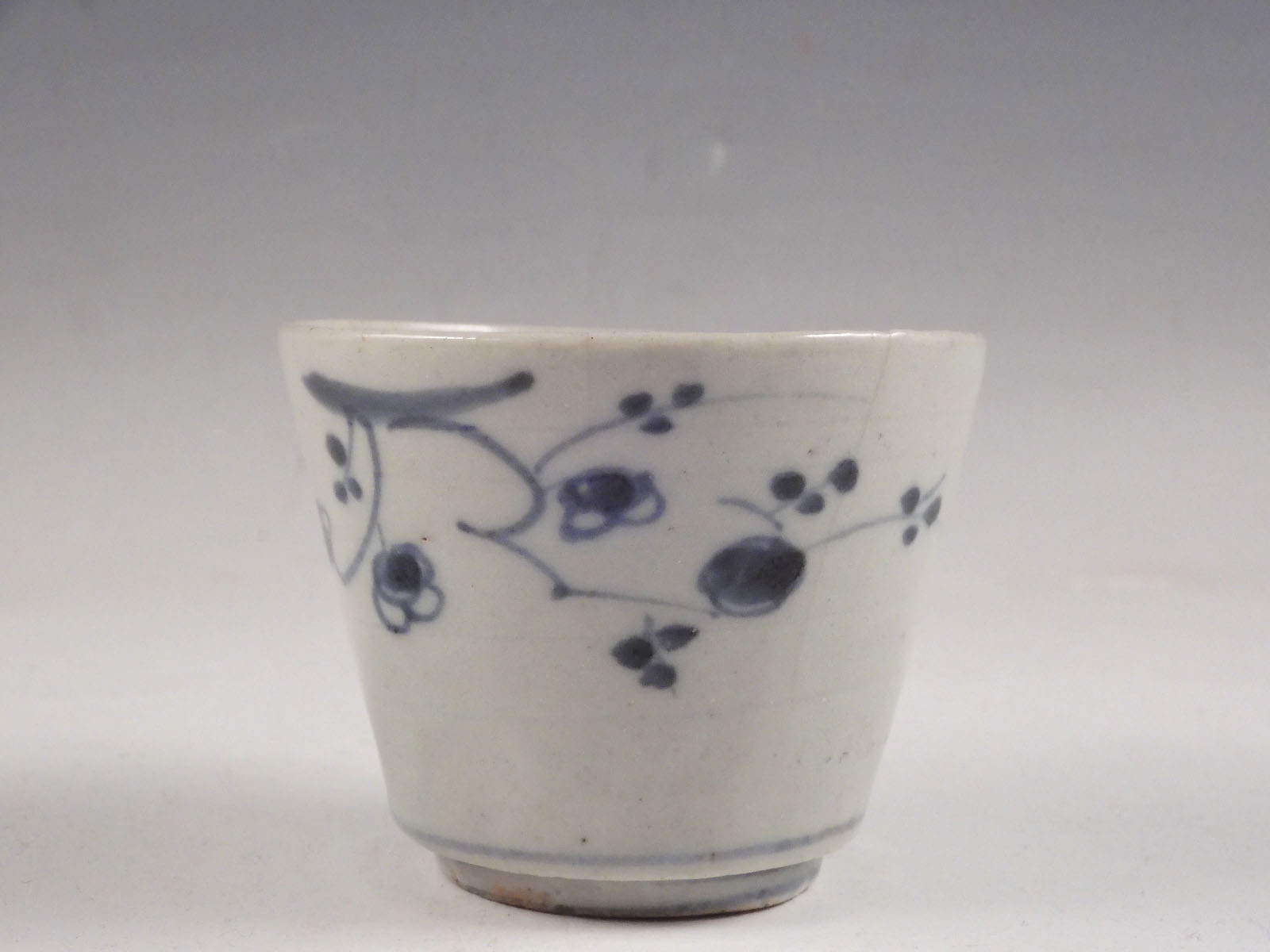 sold out】初期伊万里 染付 花草文 蕎麦猪口 江戸初期｜骨董品通販｜栄匠堂