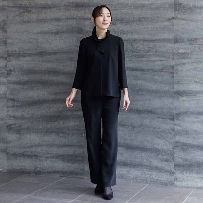 軽い着心地のパンツスーツ 7号・ブラック｜東京ソワールオンラインストア