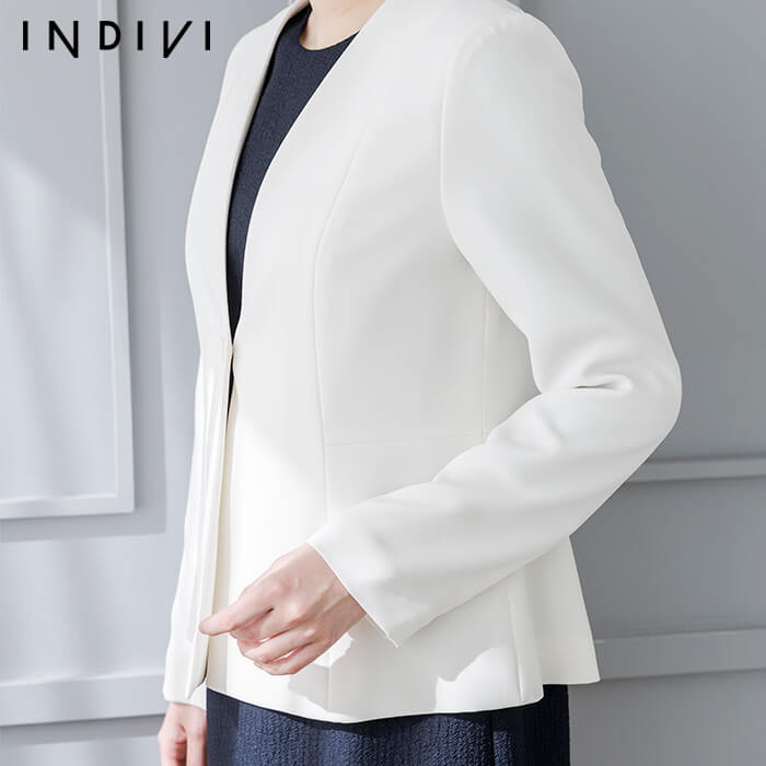 シャープなⅤカットの洗練ジャケット 9号・オフホワイト｜東京