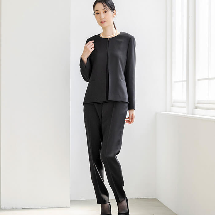 ブラウス付ノーカラージャケットのパンツスーツ 9号・ブラック｜東京