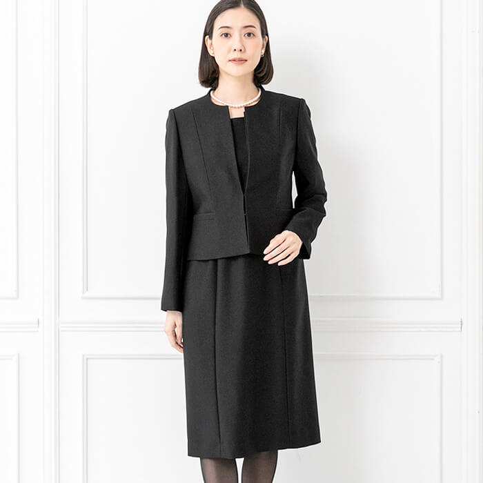 フリルカラーの米沢織ジャカードアンサンブル 13号・ブラック｜東京