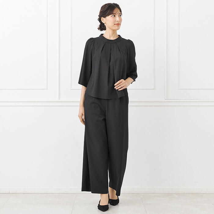 襟ぐりのビジューがポイントのセットアップ 9号・ブラック｜東京