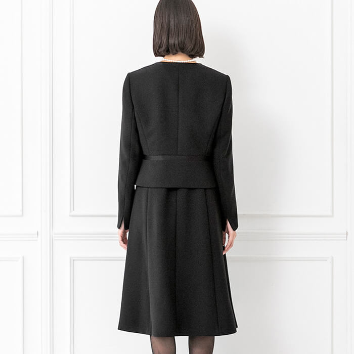 ノーカラーのリボン付アンサンブル 9号・ブラック｜東京ソワール