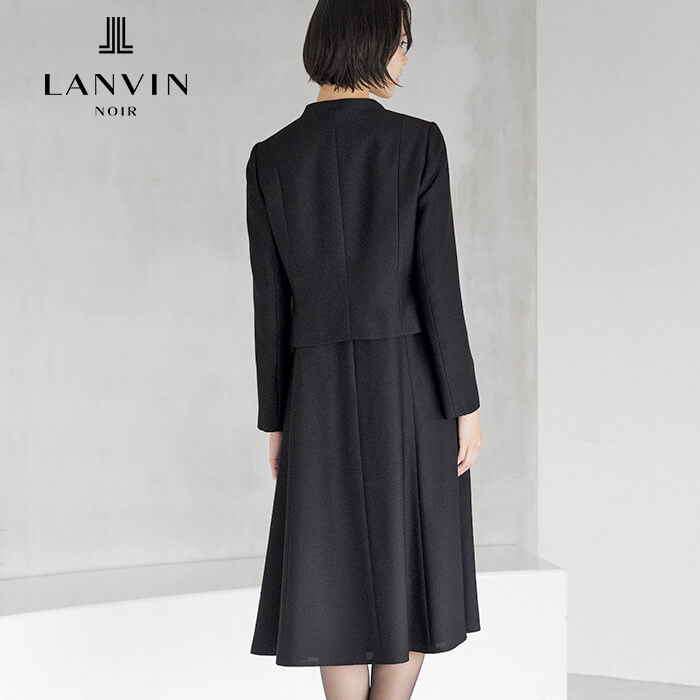 モダンな刺繍がポイントのアンサンブル 7号・ブラック｜東京ソワール