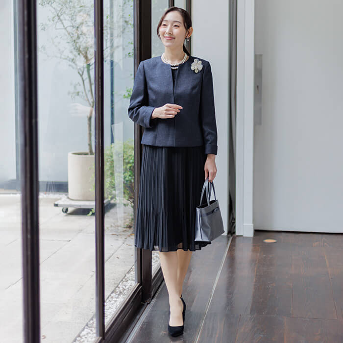 素材感の変化で魅せる大人のセレモニースーツ 9号・ネイビー｜東京