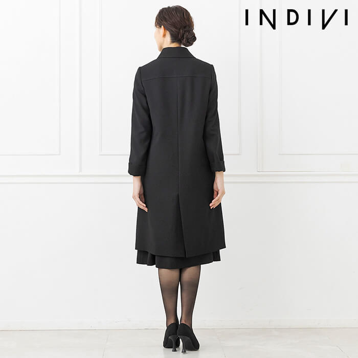 シャープな切り替えのライナーつきコート L・ブラック｜東京ソワール