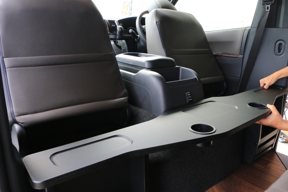 様々なシーンに使えるハイエースセカンドシート専用テーブルで車内を