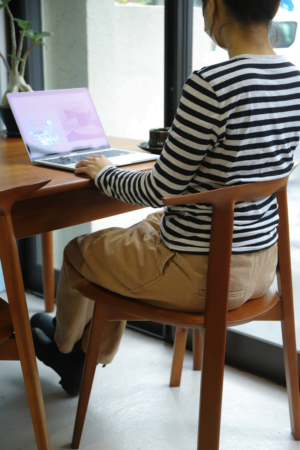 シムアームチェア ダイニングチェア 椅子 チェリー材/KOMA × KAJA Sim