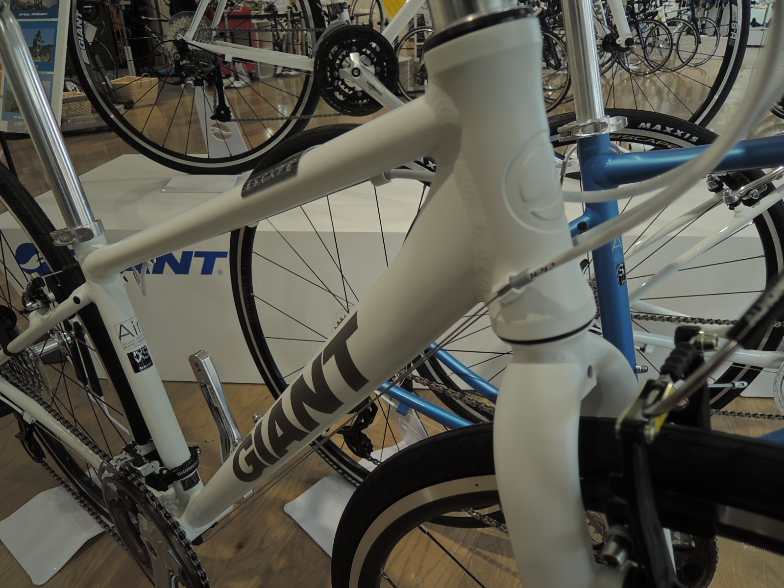 軽さなら負けません。ESCAPE AIR 2014モデル ｜ ジャイアントストア神戸