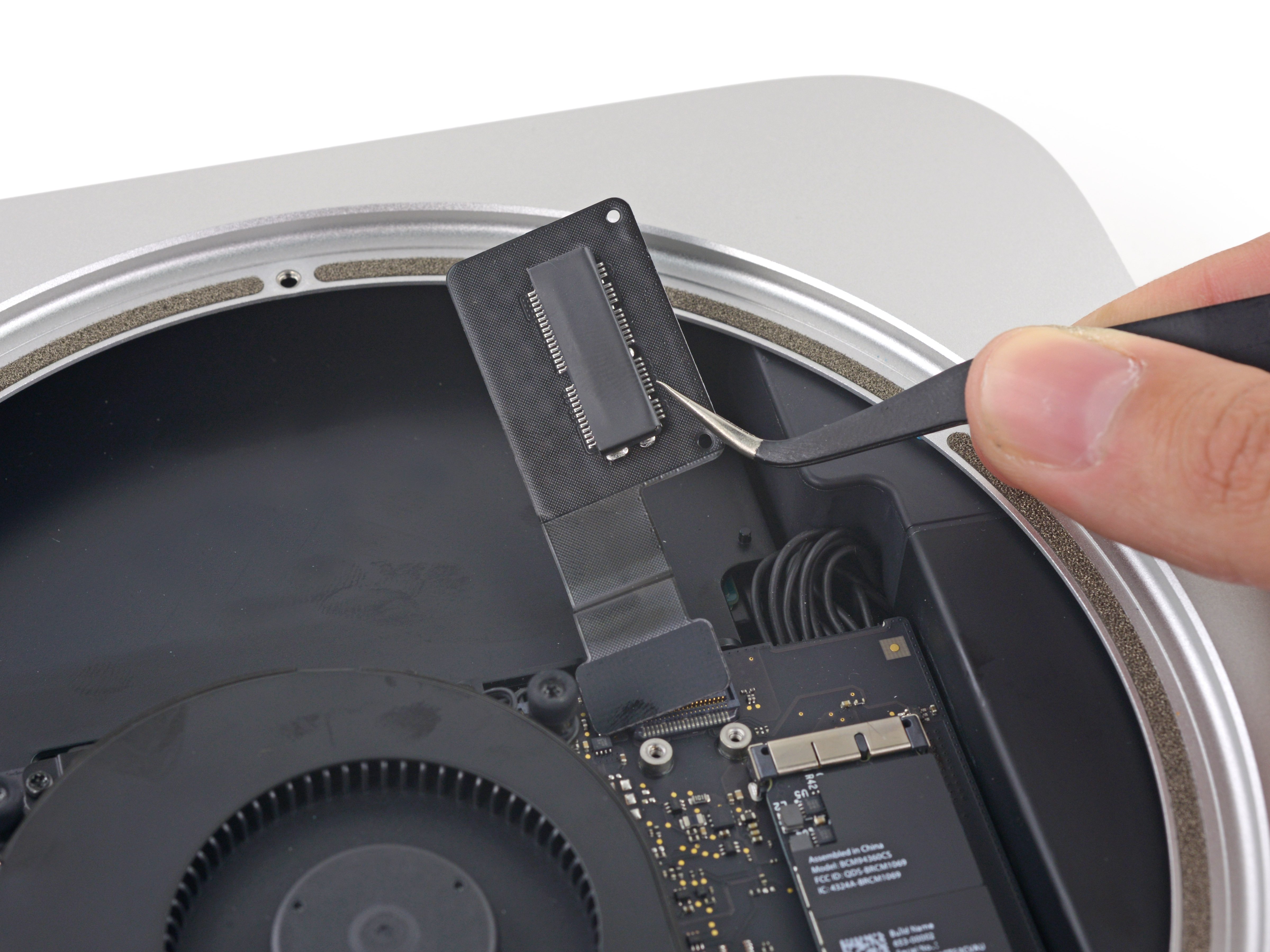 Mac mini Late 2014 PCIe SSD ケーブルの交換 - iFixit 修理ガイド