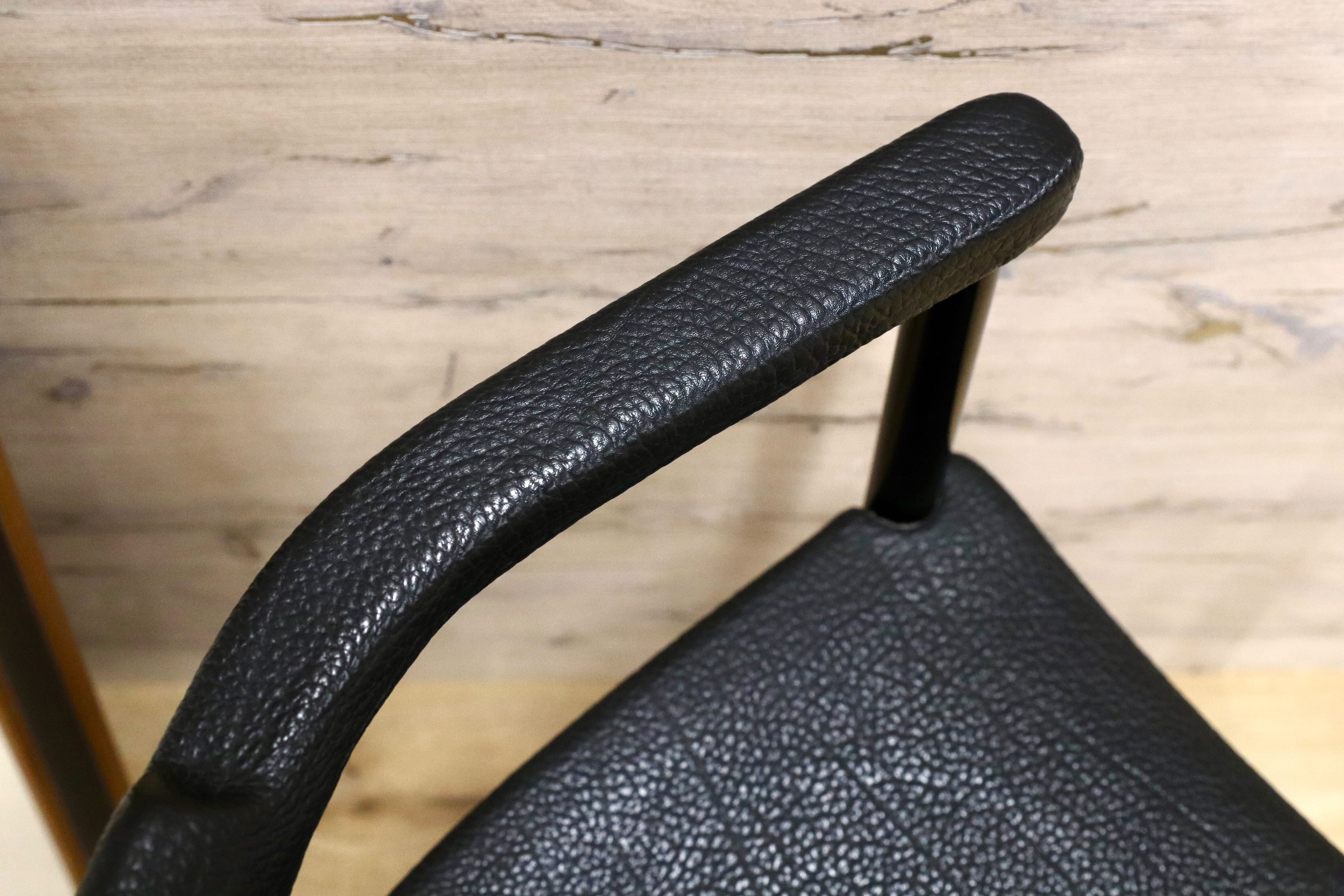 GMGK465A○レオナルド アームチェア ブラック スイス デザイナーズ家具