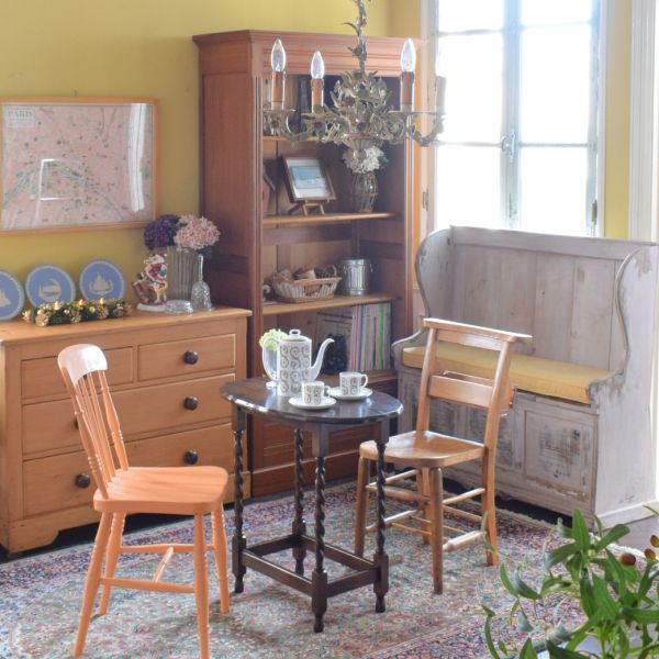 英国輸入のナチュラルなアンティーク椅子、聖書ボックス付きのチャーチ