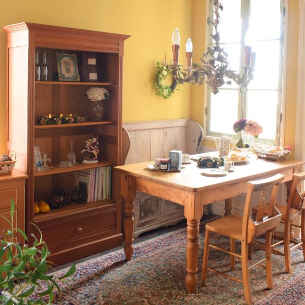 イギリスのアンティークチェア、聖書箱が付いためずらしいチャペル