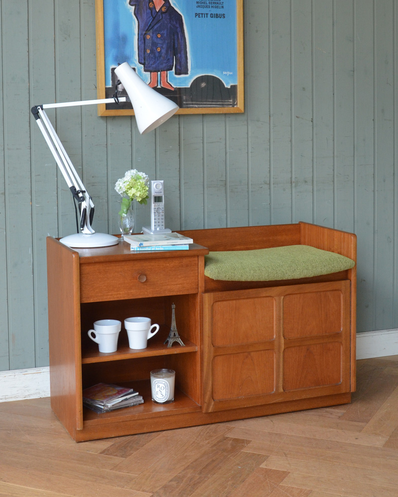 北欧スタイルのヴィンテージ家具、収納たっぷりのテレフォンベンチ