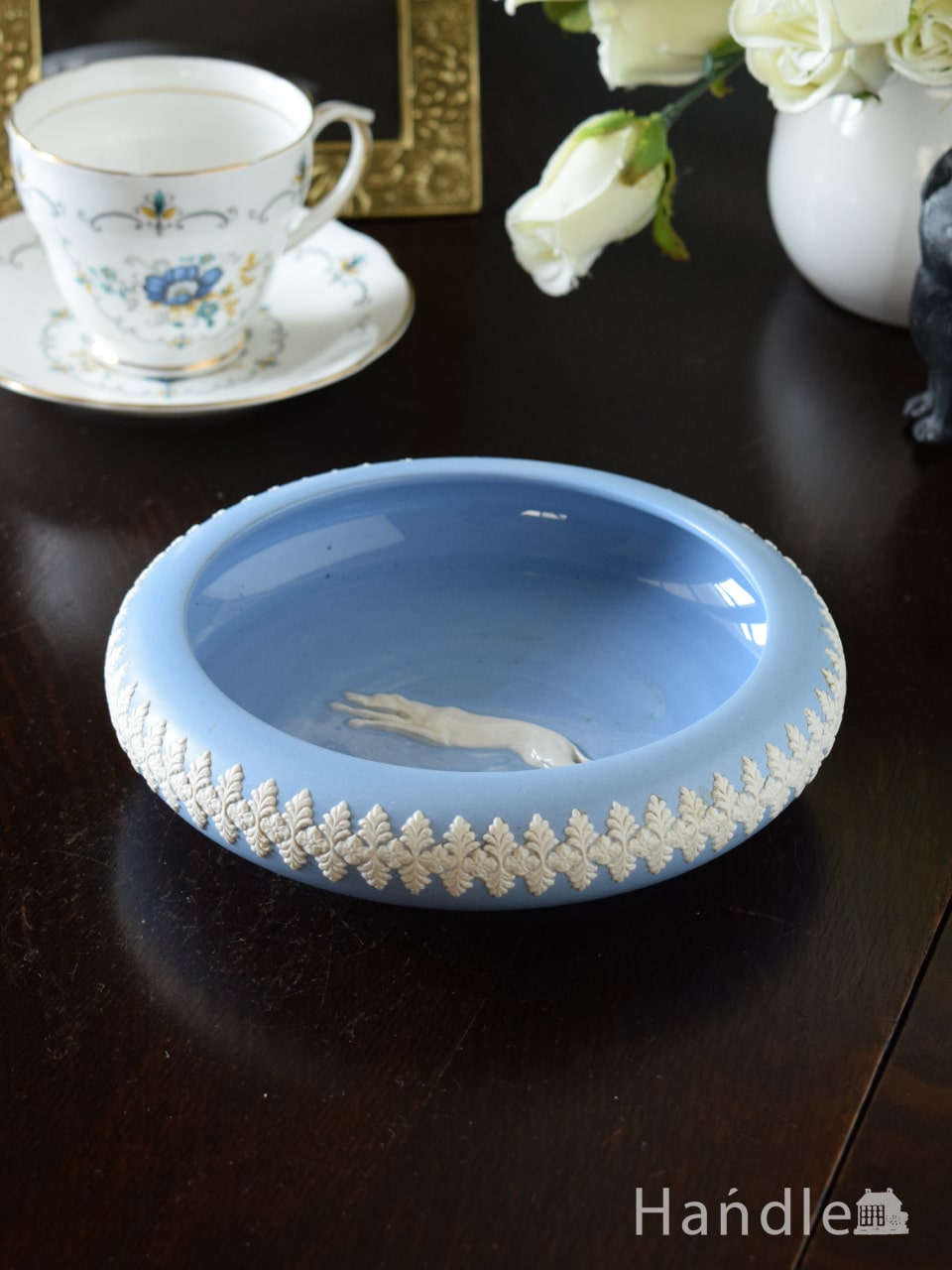 ウェッジウッドのアンティークジャスパーウェア、ペールブルー色の犬の