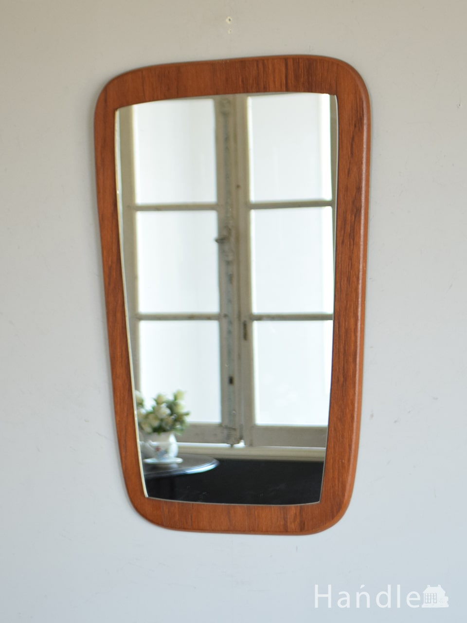 ビンテージのおしゃれな壁掛け鏡、北欧スタイルにピッタリな木枠の