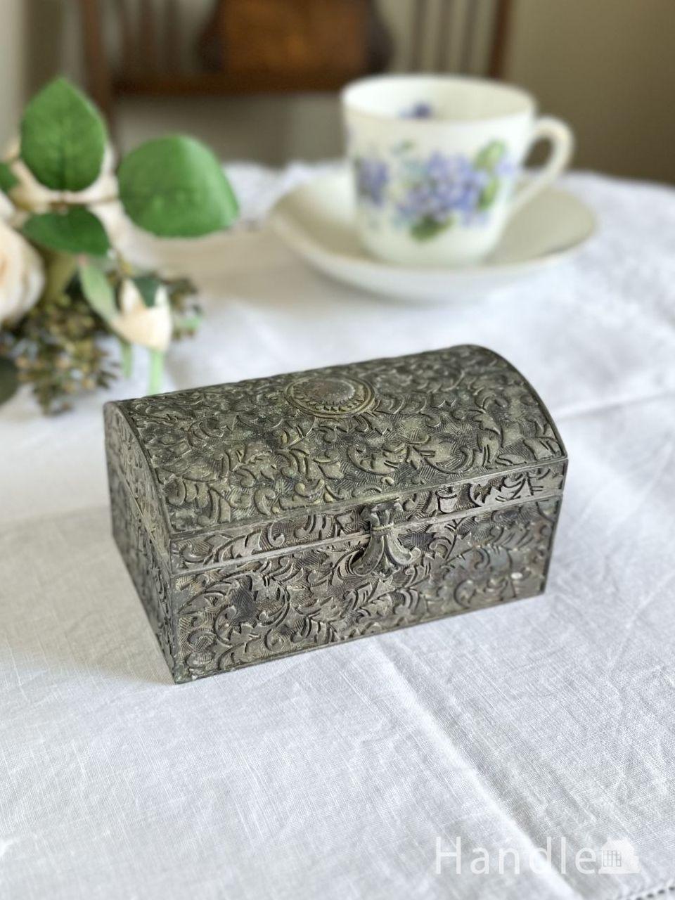 宝箱の形のアンティークの小物入れ、リーフ模様の浮き彫りが美しい
