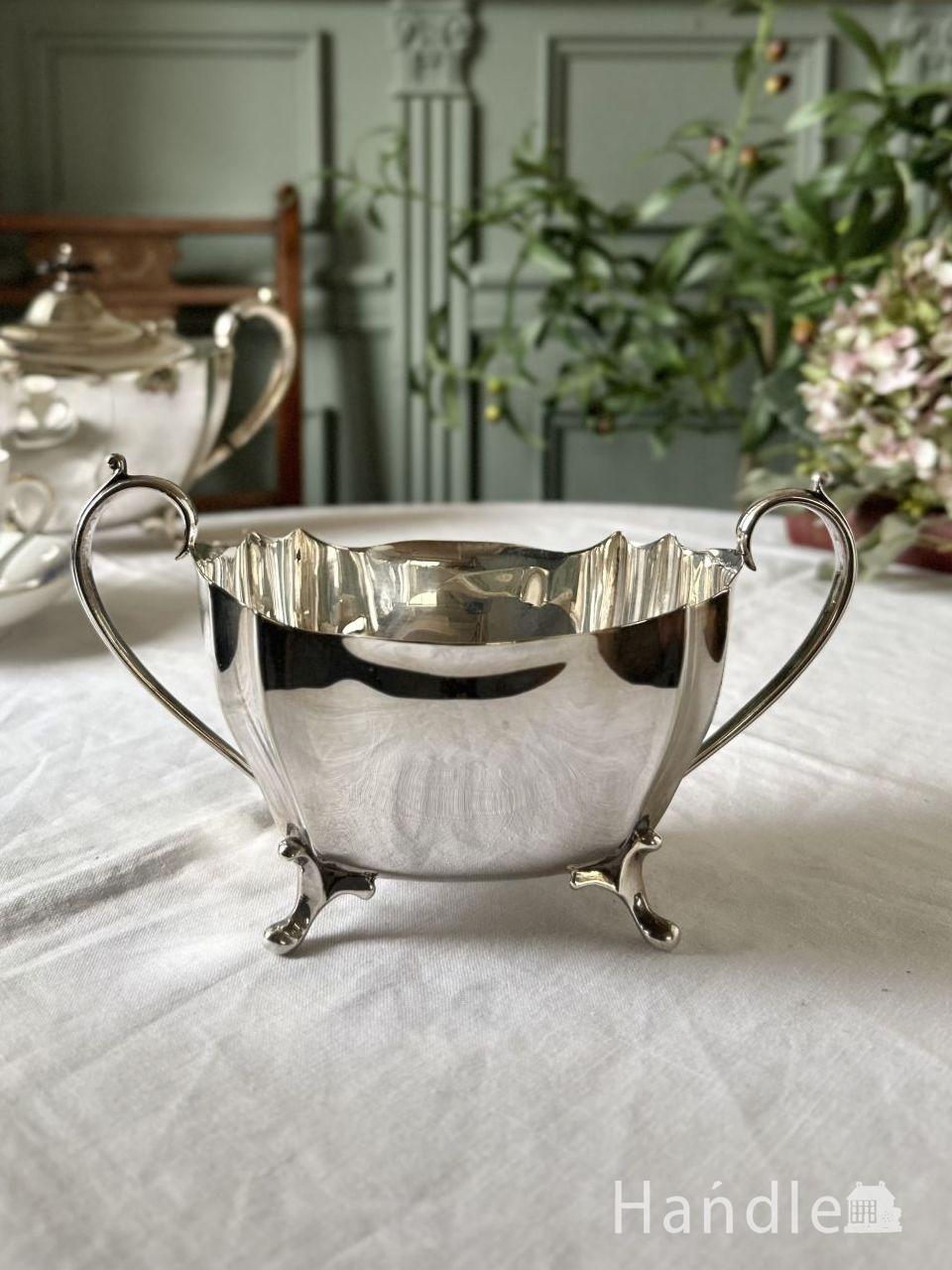 イギリスのアンティークシルバー食器、スプーンがセットになった