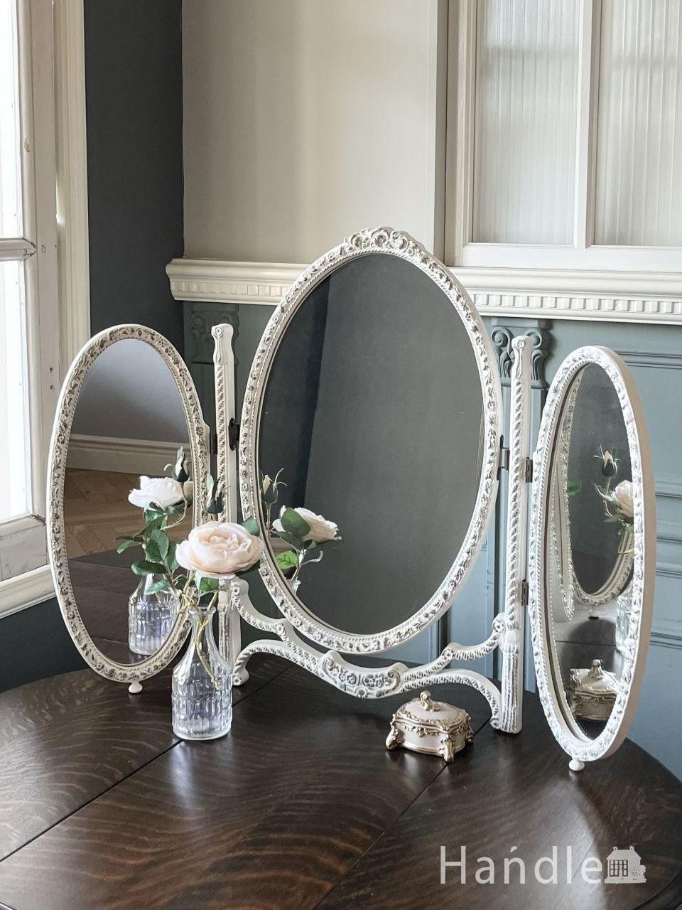 木製フレームがおしゃれなビンテージの鏡、北欧スタイルのお部屋に