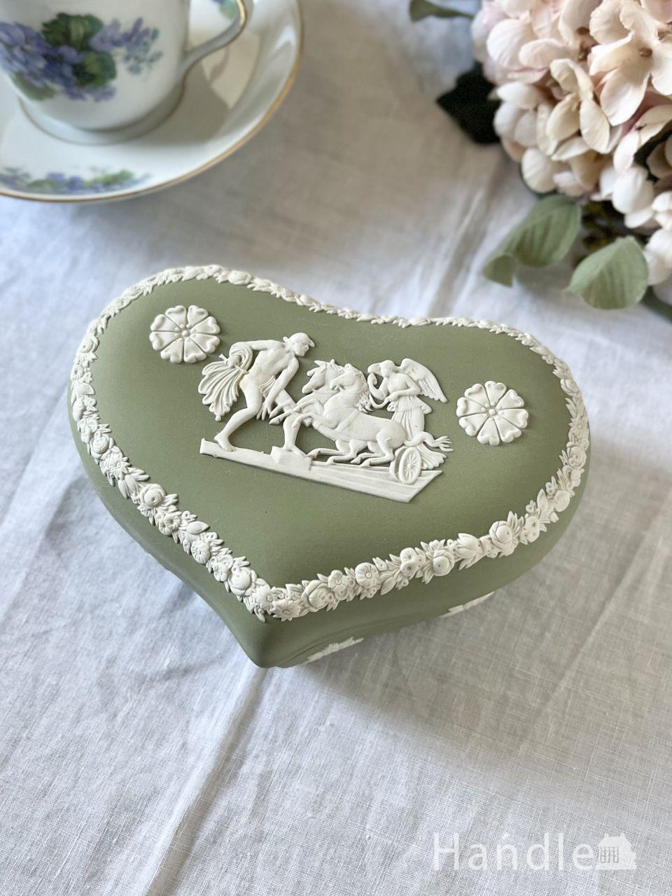 セージグリーン色が美しいウェッジウッド、ジャスパーウェアのフタ付き