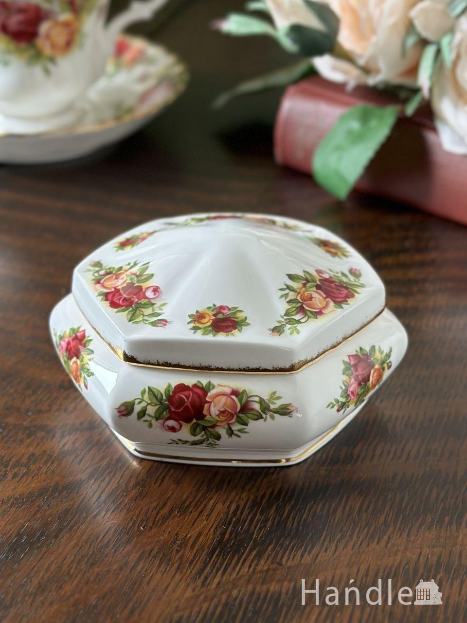 セージグリーン色が美しいウェッジウッド、ジャスパーウェアのフタ付き