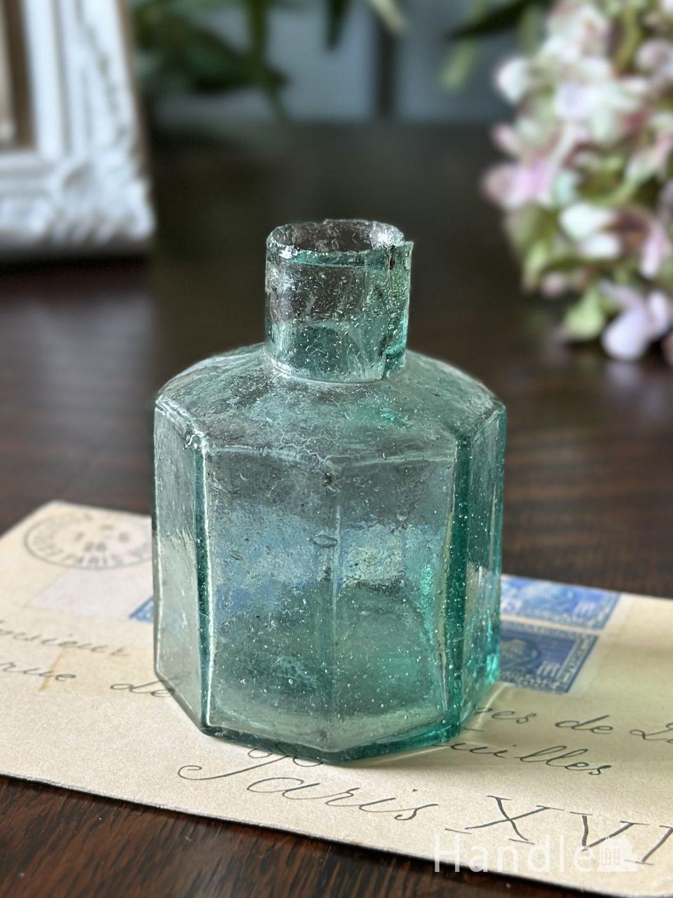 アンティークのおしゃれなガラスボトル、グリーン色のポイズンボトル