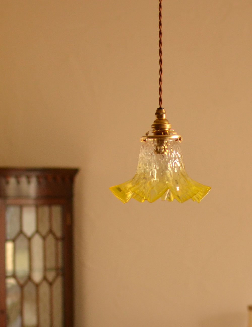 ④ 英国アンティーク 黄色の元気の出るフリルシェード 照明 ガラス