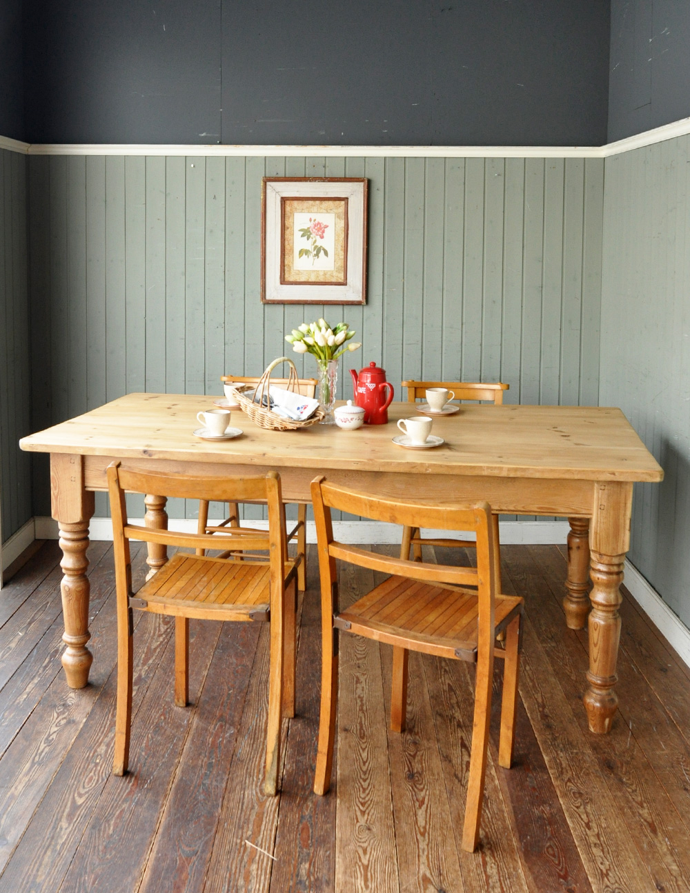 イギリスの可愛いアンティーク家具、4〜6人掛けのダイニングテーブル