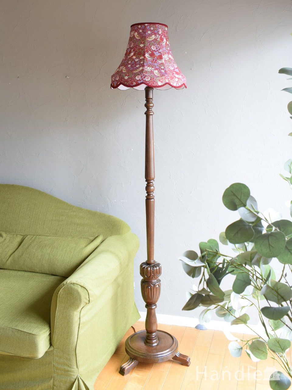 ホワイトスタンドが可愛いアンティーク照明、白いシェードのフロア