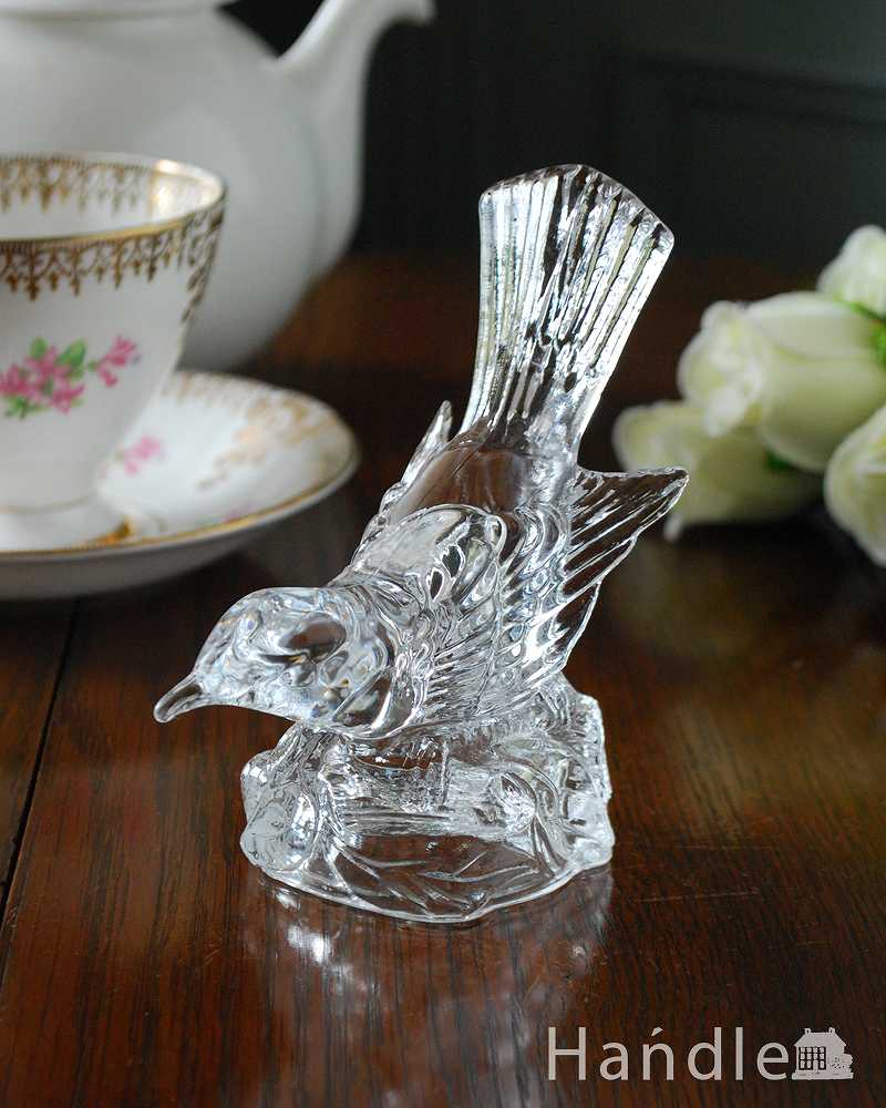 小さな鳥がお部屋の中でキラキラ輝くアンティークプレスドグラス、小鳥