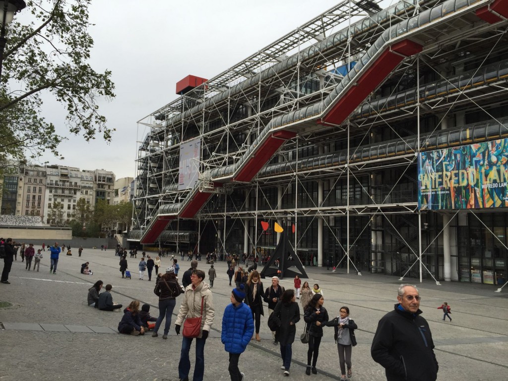 レンゾ・ピアノとリチャード・ロジャースによる前衛的な建築でアートを