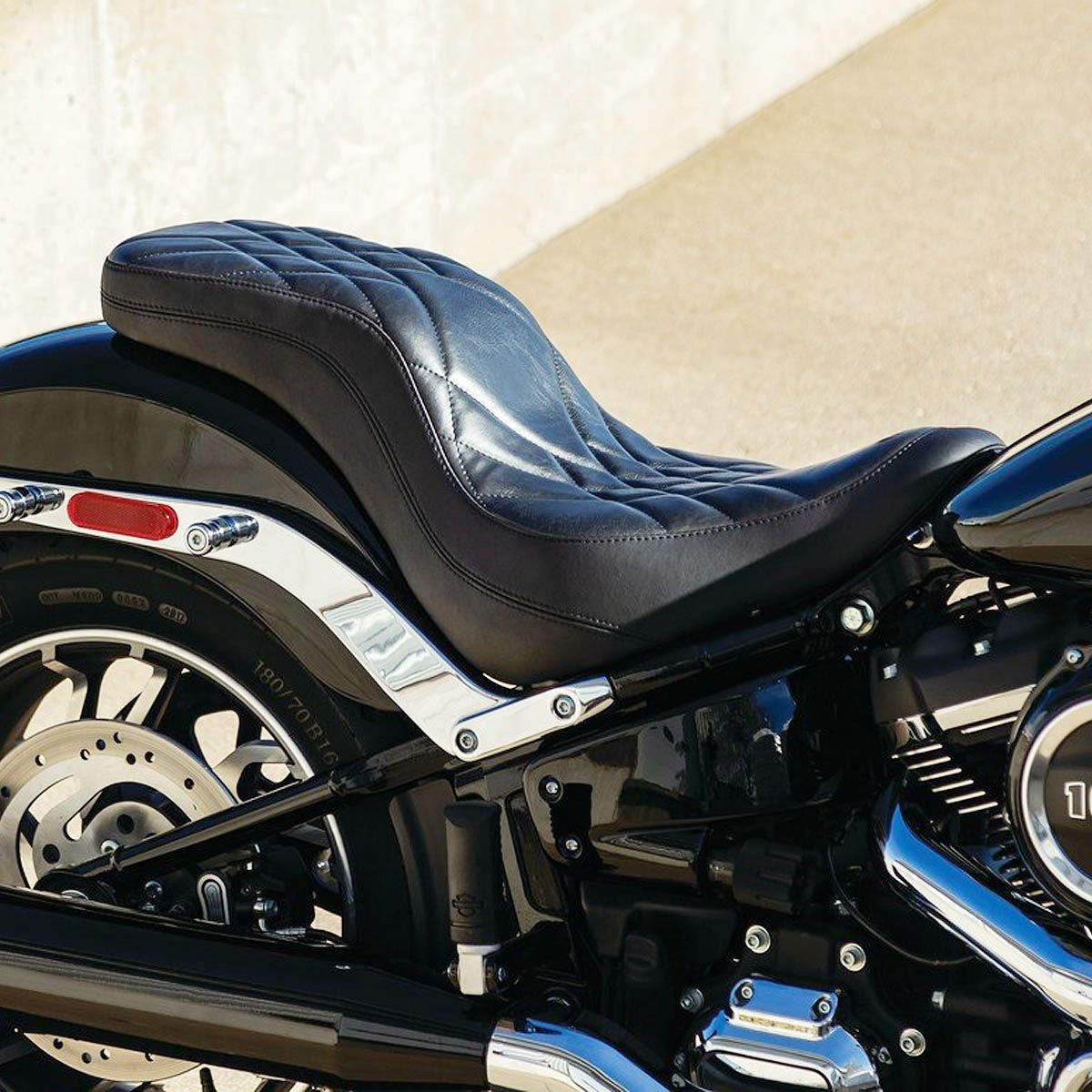 マスタング Mustang ソフテイル シート|ハーレーパーツメーカー(USA)