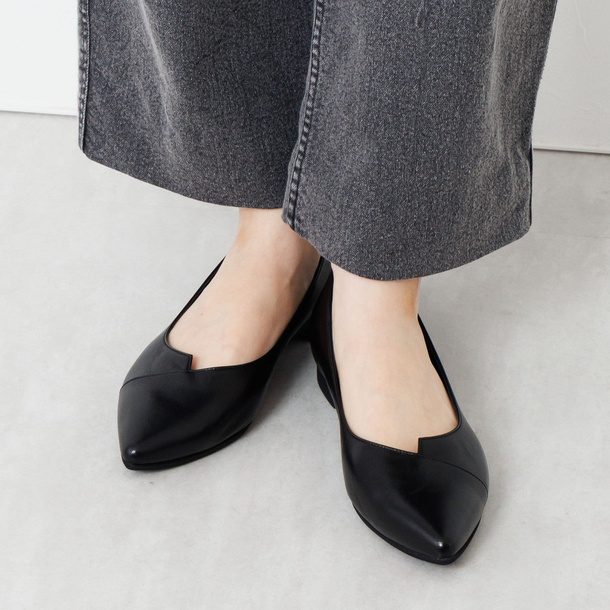 26SS新色追加】アシンメトリーVカットフラットパンプス/641316