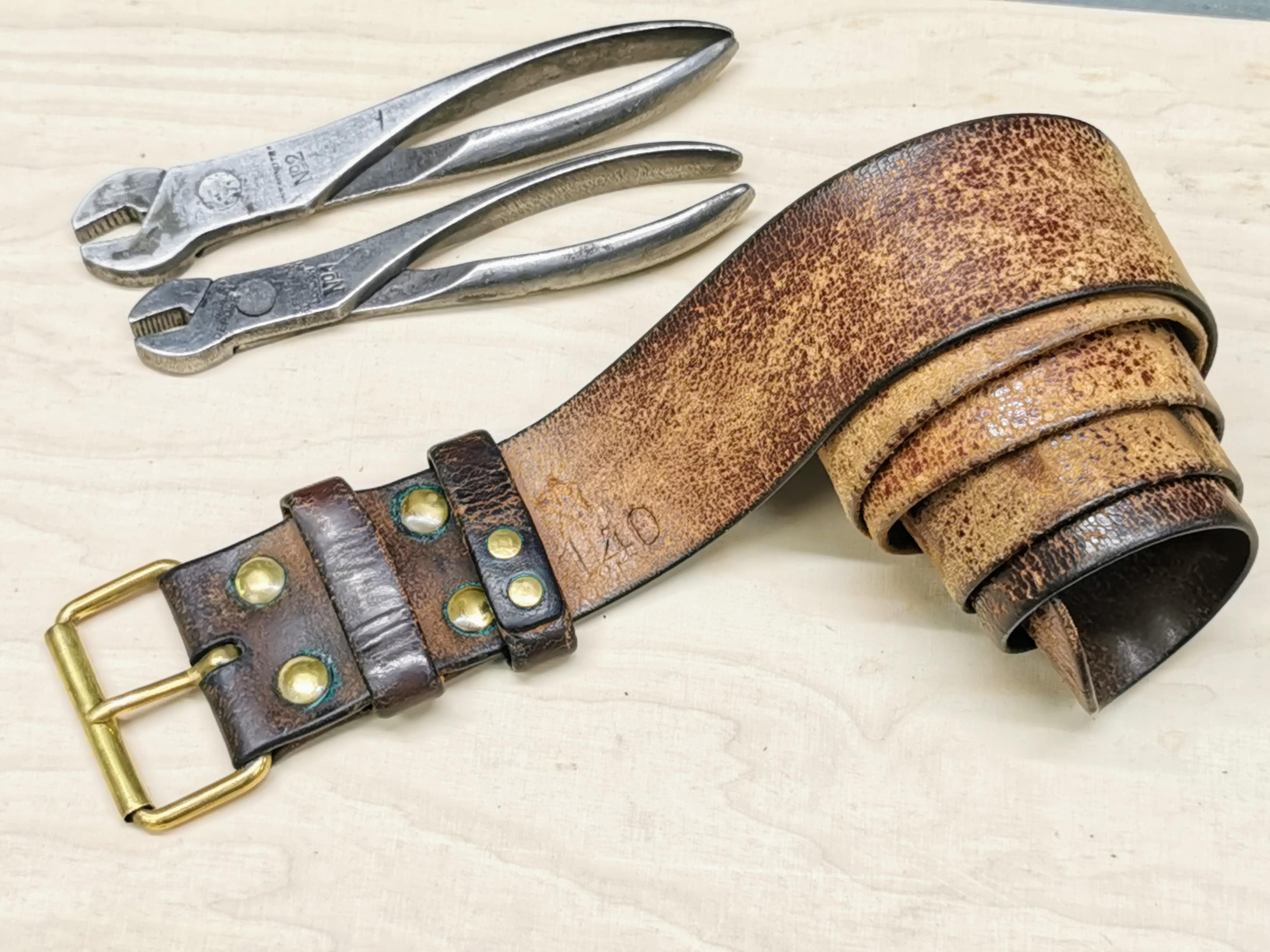 はい…また古い革ベルトだよ。スウェーデン軍のだね、多分1916年の第一