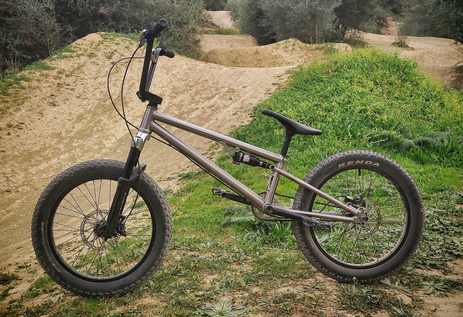 ここにいる人で、Fingers Crossedのフルサスペンションフレームを予約