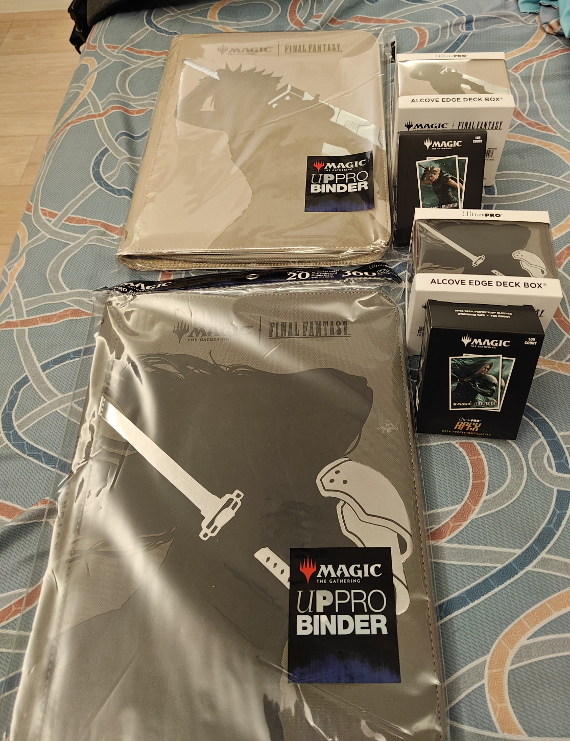 困ったな。セフィロスとクラウドのUltraProプレミアムバインダーを1つ