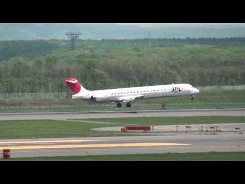 JAL マクドネル・ダグラスMD-90 新千歳空港着陸 - YouTube