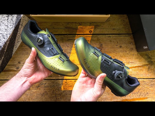 Fizik Tempo Overcurve R4 Iridescent Road Shoe Unboxing // Wiggle