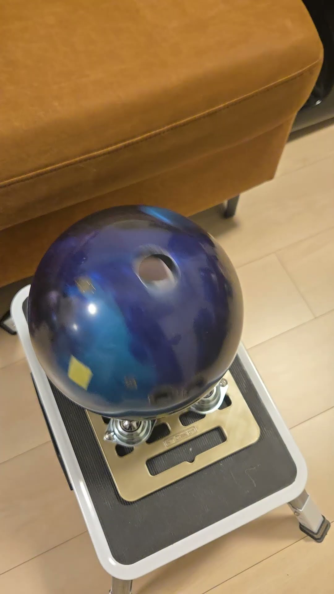 めざせ高回転！ボウリングボール リリース練習器 ボードタイプ！ - YouTube