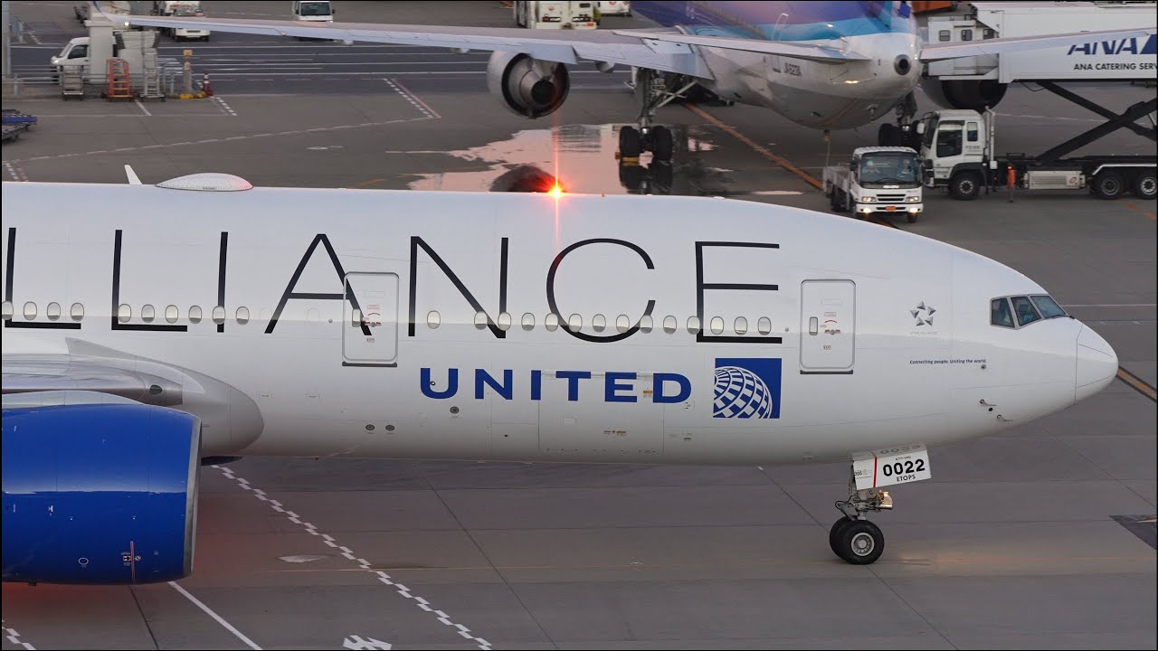 United Airlines Star Alliance Livery Boeing 777-200ER N77022