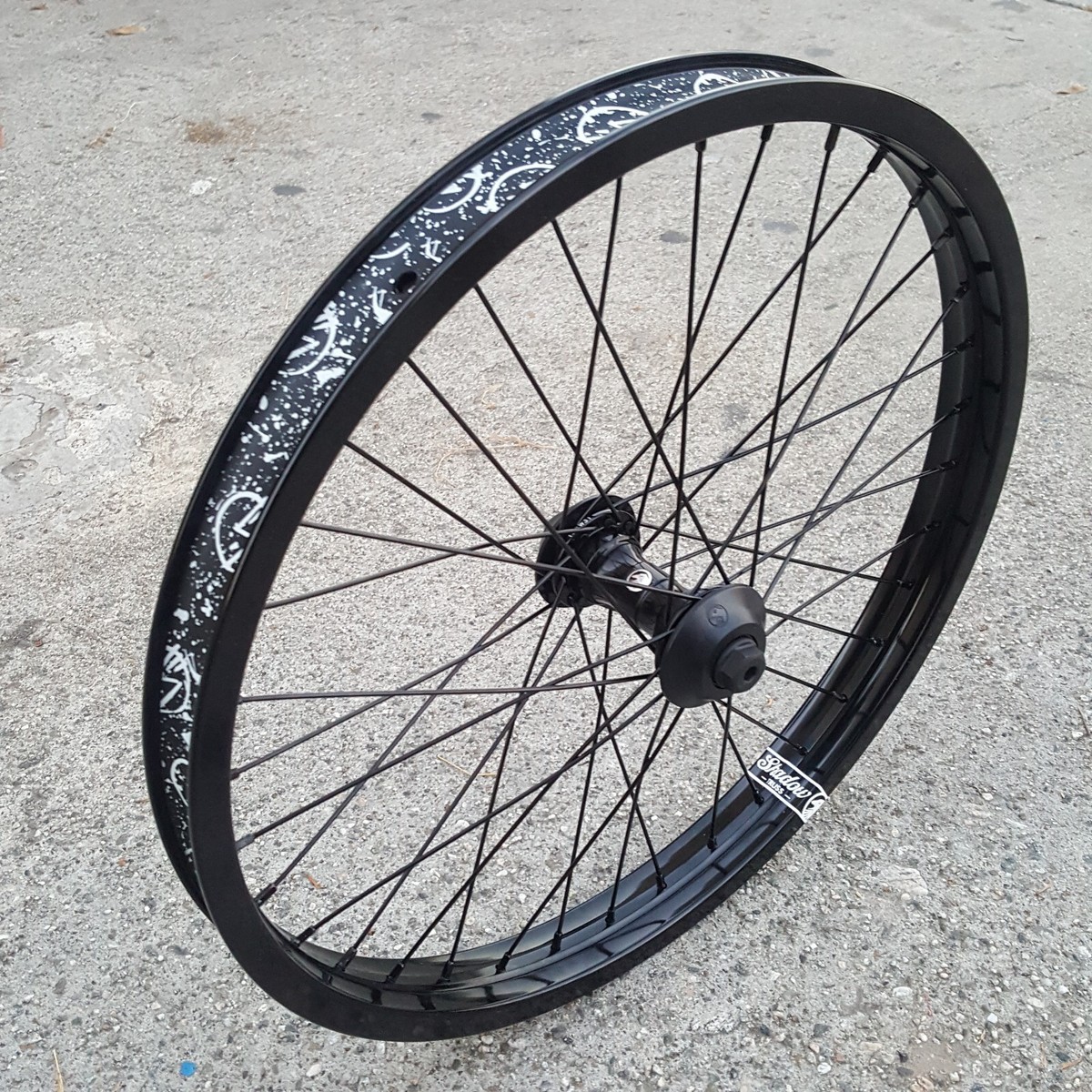 SHADOW CONSPIRACY SYMBOL FRONT WHEEL WITH HUB GUARDS BLACK 3/8