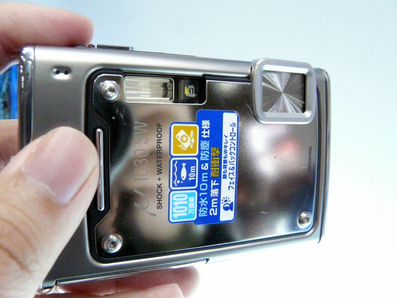 オリンパスの新デジカメ「μ(ミュー) 1030SW」を水に沈め、2メートルの