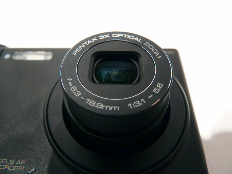 どう見ても「携帯電話付きデジカメ」、沈胴式レンズを搭載したNTT