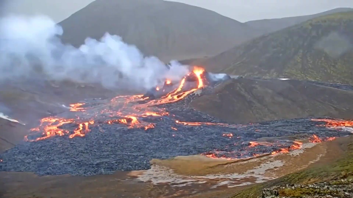 6000年ぶりに噴火したアイスランドの火山に迫るドローン空撮