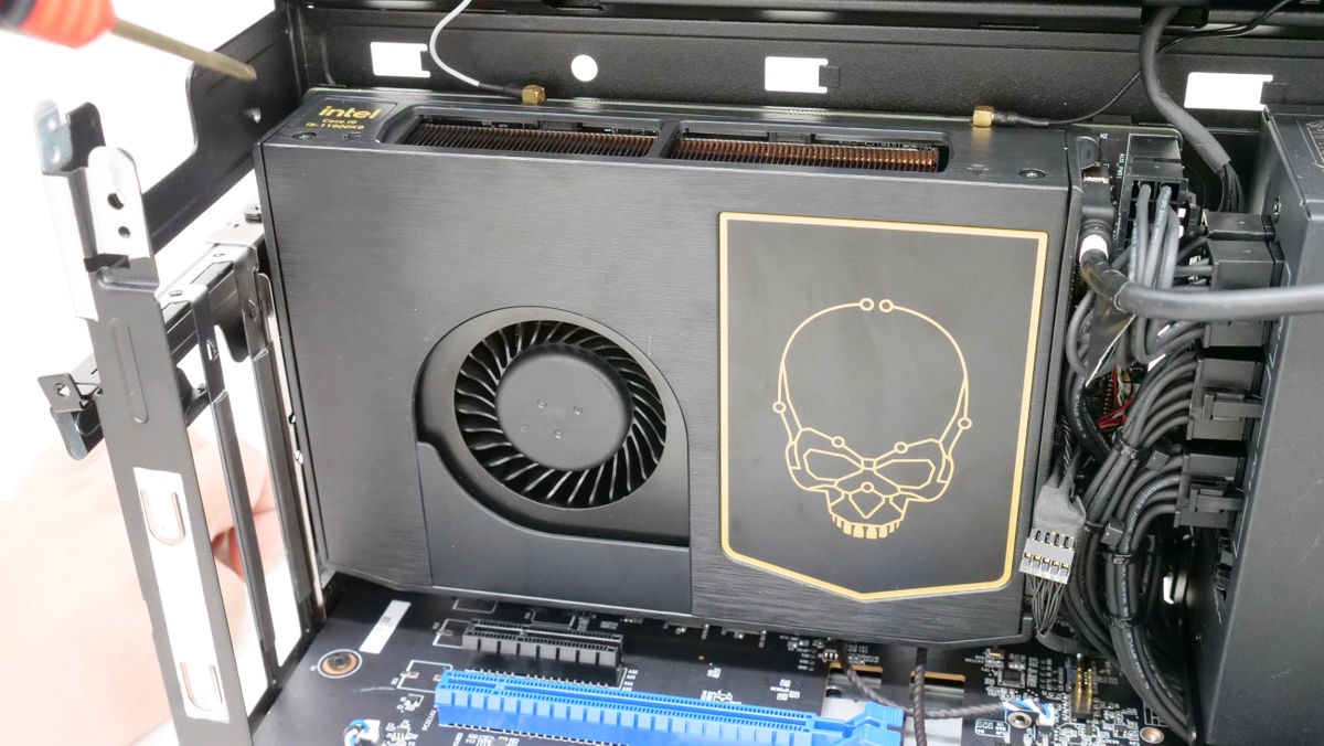 Intelのゲーマー向け超小型ベアボーンキット「NUC 11 Extreme Kit