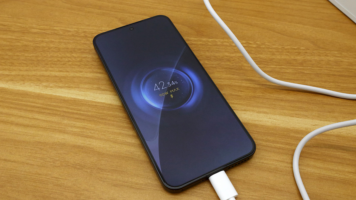 1時間以内にフル充電できる90Wの急速充電器が付属する「Xiaomi 15」の
